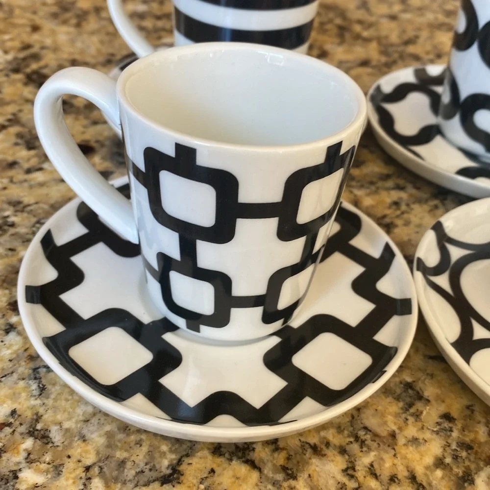Crate & Barrel Black and White Demitasse Espresso Cup Set. 4 cups/4 saucers.